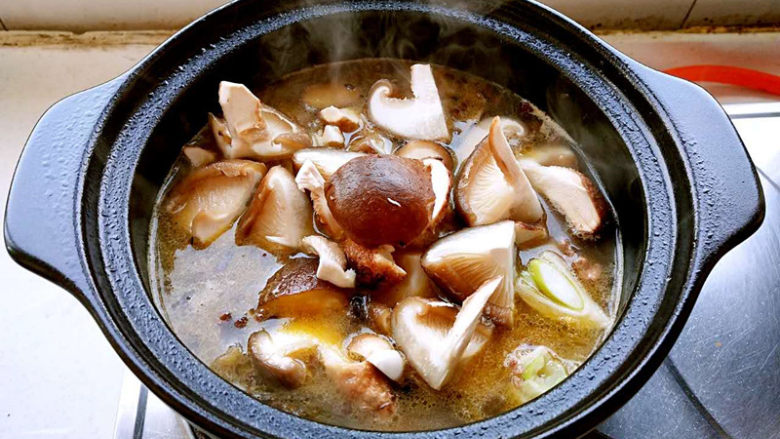香菇炖土鸡,放入香菇。