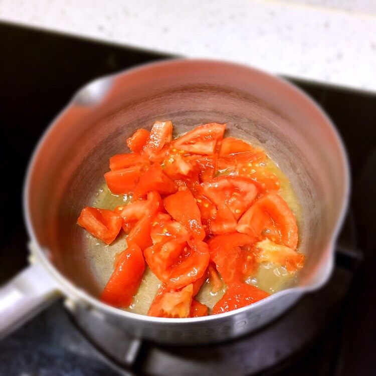 番茄鸡腿浓汤🍗,番茄去皮切碎,锅底加入适量黑芝麻牛油果油翻炒番茄