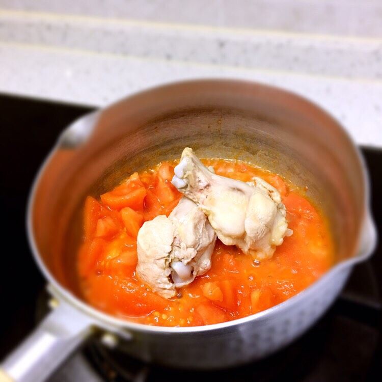 番茄鸡腿浓汤🍗,再加入鸡腿翻炒
