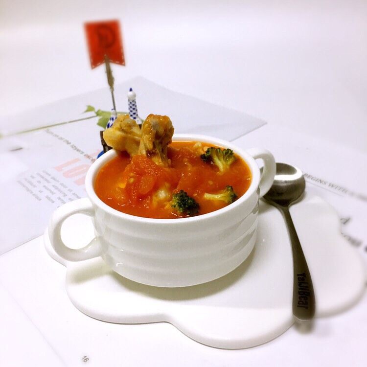 番茄鸡腿浓汤🍗,出锅前加入西兰花