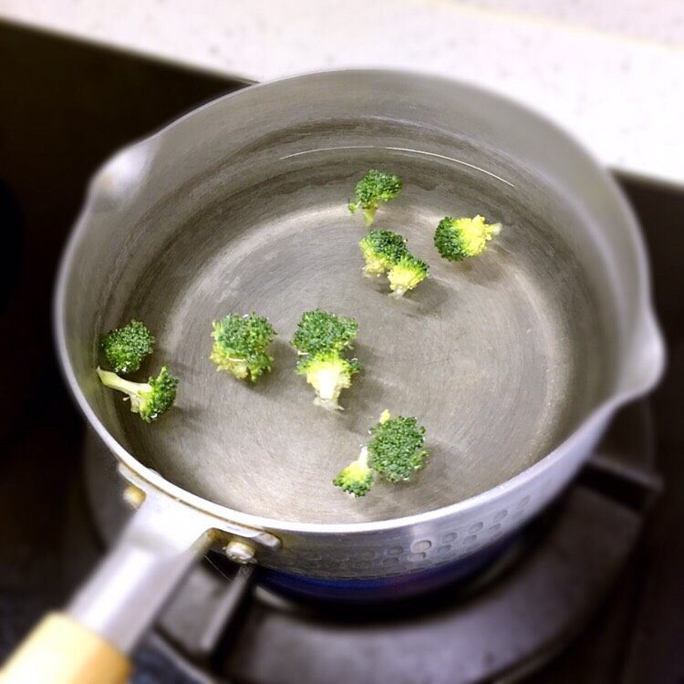 番茄鸡腿浓汤🍗,西兰花焯水