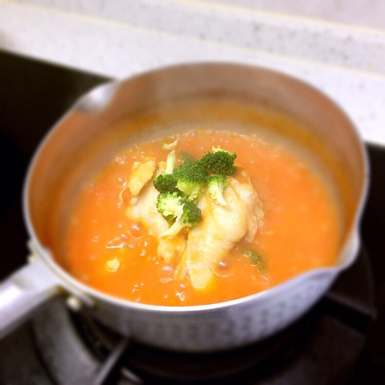 番茄鸡腿浓汤🍗,加入少量清水慢煮15分钟