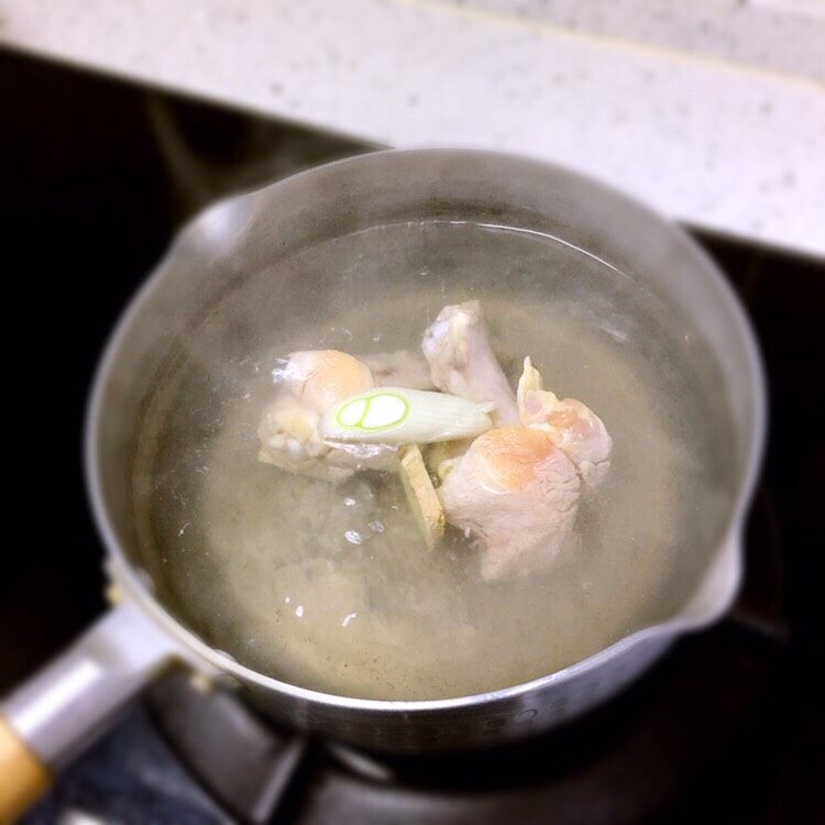 番茄鸡腿浓汤🍗,鸡腿冷水下锅焯水