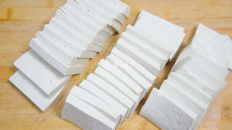 新奥尔良烤豆腐,不止鸡翅和汉堡能这么做,豆腐的创意新吃法,豆腐切成长5厘米,宽3厘米,厚约0.8厘米的大片,比平时切豆腐片稍厚那么一点就行,烤出来口感更好。