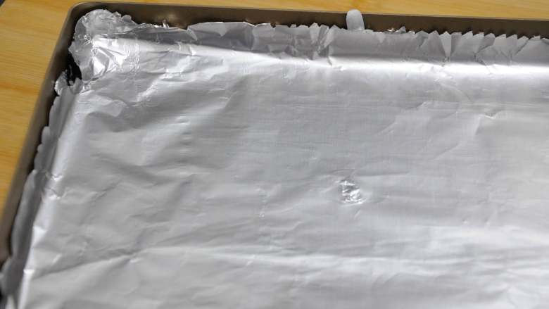 新奥尔良烤豆腐,不止鸡翅和汉堡能这么做,豆腐的创意新吃法,烤盘上铺一层锡纸。
