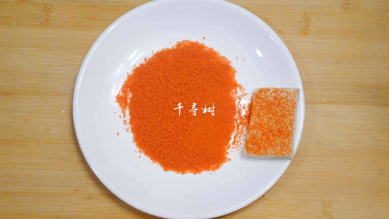 新奥尔良烤豆腐,不止鸡翅和汉堡能这么做,豆腐的创意新吃法,新奥尔良烤料倒入盘子中,拿起一块豆腐轻轻的两面一蘸,烤料就均匀的涂上了一层。根据跟人口味可以选择多蘸一些或是少蘸一些。