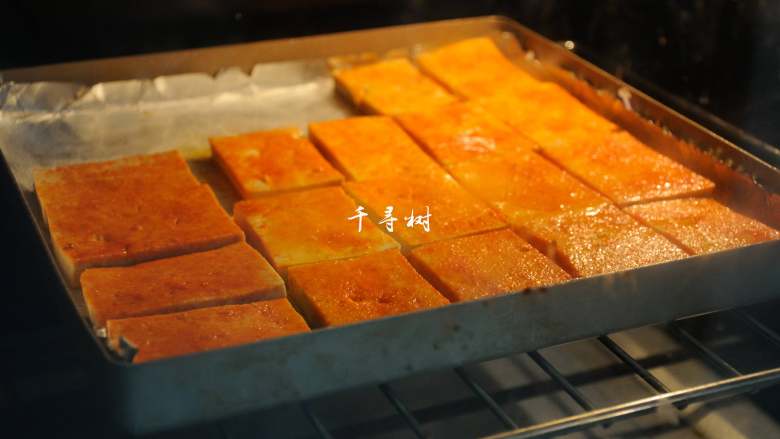 新奥尔良烤豆腐,不止鸡翅和汉堡能这么做,豆腐的创意新吃法,烤箱上下火预热180度,预热好后把烤盘放入中层,定时25分钟。