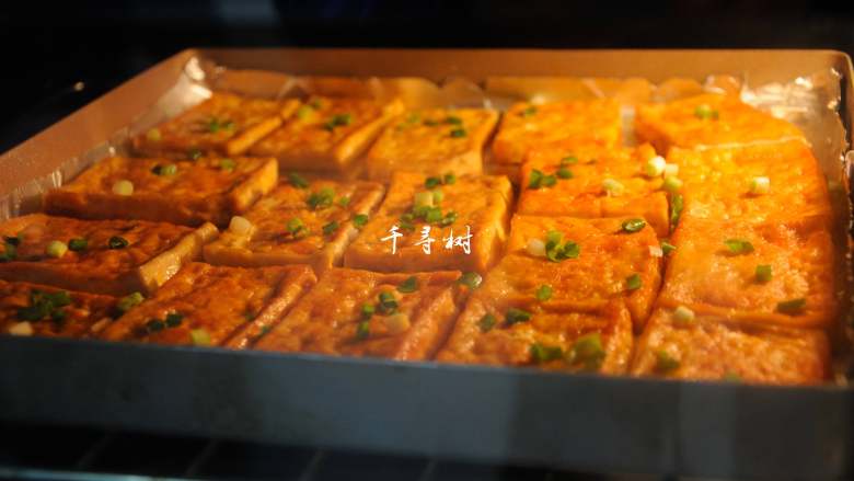 新奥尔良烤豆腐,不止鸡翅和汉堡能这么做,豆腐的创意新吃法,撒上香葱后再回炉烤上半分钟,香葱味烤出就可以取出了。