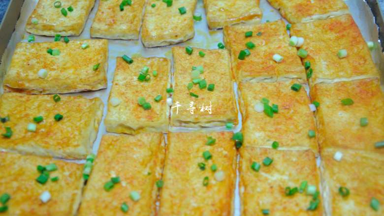 新奥尔良烤豆腐,不止鸡翅和汉堡能这么做,豆腐的创意新吃法,出炉前把豆腐拿出,撒上葱碎。