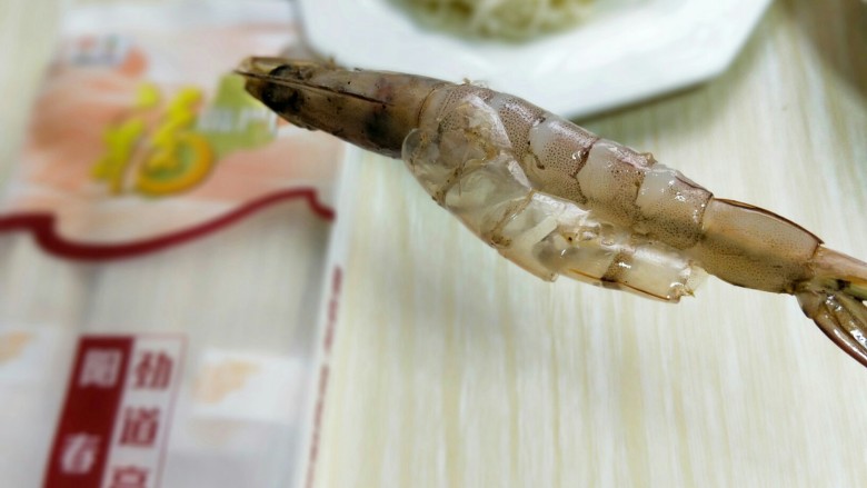 #春节家宴#-面条缠虾,将虾身的皮去掉,(我是穿上竹签后再剥皮的,这样比较容易剥)