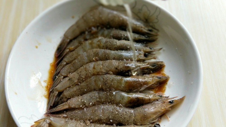 #春节家宴#-面条缠虾,加入<a style='color:red;display:inline-block;' href='/shicai/ 718'>料酒</a>,腌制15分钟。