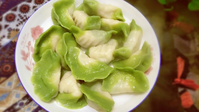 翡翠水饺(菠菜水饺),煮出来的颜色更漂亮，是不是很有食欲