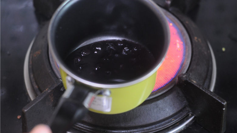蓝莓蛋糕,吉利丁片提前放入冷水里泡软,45克蓝莓果酱和30克清水放入小锅,边加热边搅拌至沸腾,离火以后,加入泡好的吉利丁片,搅拌至完全溶解,将做好的蓝莓顶聊放入冰箱冷藏片刻