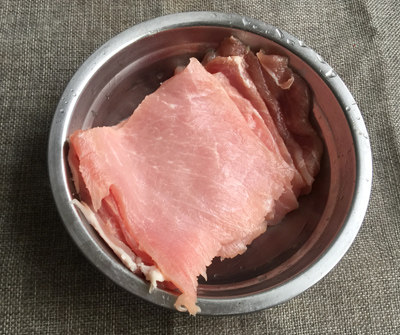 腊味里脊卷,<a style='color:red;display:inline-block;' href='/shicai/ 4430'>里脊肉</a>洗净,片成薄片,加盐腌渍