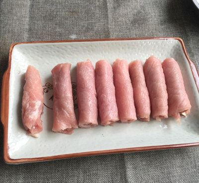 腊味里脊卷,卷成肉卷,封口处用淀粉粘合