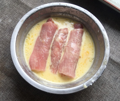 腊味里脊卷,<a style='color:red;display:inline-block;' href='/shicai/ 9'>鸡蛋</a>液、淀粉和成糊,里脊卷挂糊