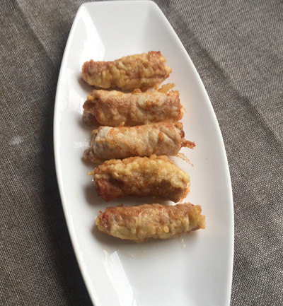 腊味里脊卷,捞出摆入盘中