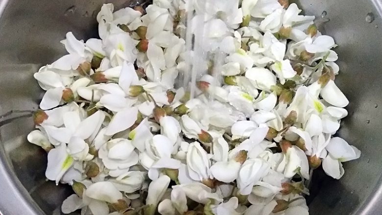 做饼+槐花塌子,槐花去梗留花,过水洗净。