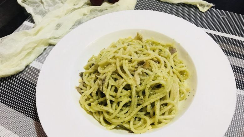 松子鸡肉罗勒意面(附青酱做法),装盘~