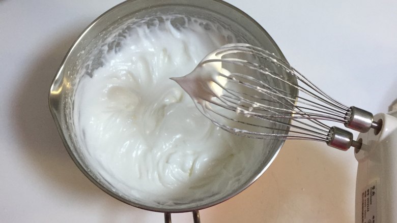 咕咕霍夫戚风蛋糕 ,蛋白打发到提起打蛋器,变成个小尖角就打发好了