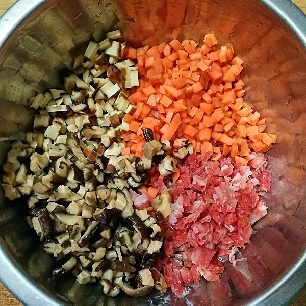 烧麦――剩米饭也有春天,将香菇,胡萝卜,豆干,腊肠都切小丁备用。