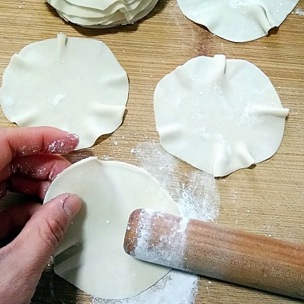 烧麦――剩米饭也有春天,然后再用擀面杖一头两厘米左右的位置把饺子皮边上擀一遍,一边擀一边转皮,把饺子皮擀出薄薄的荷叶边。