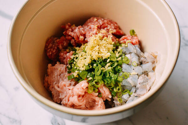 鲜虾馄饨,鸡肉,猪肉(不要太瘦),用绞肉机绞好,鸡肉猪肉虾仁三种混合在一起,加入葱花蒜末。