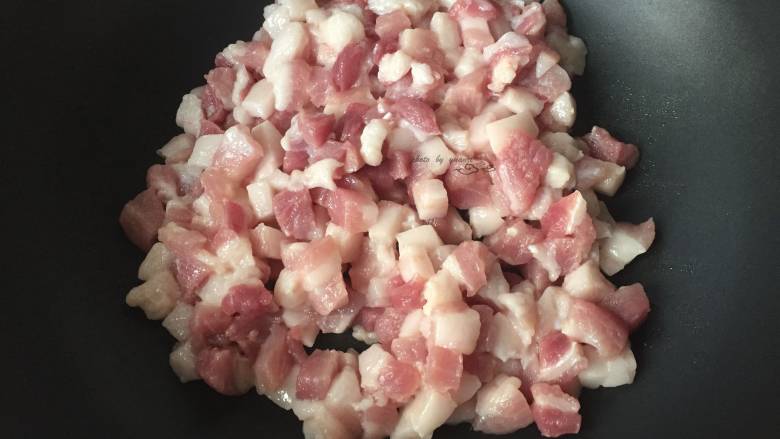 卤肉饭,五花肉入锅煸出油
