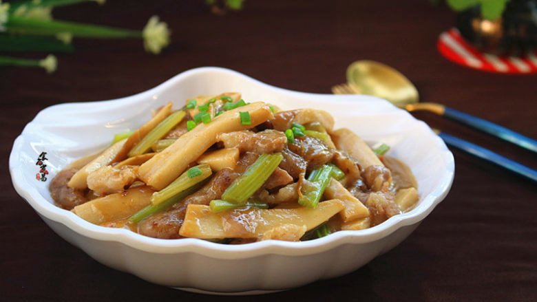 鲜肉鸡腿菇烩糍粑