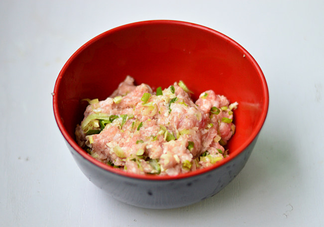 青椒酿肉,放入碗中,加入葱姜蒜