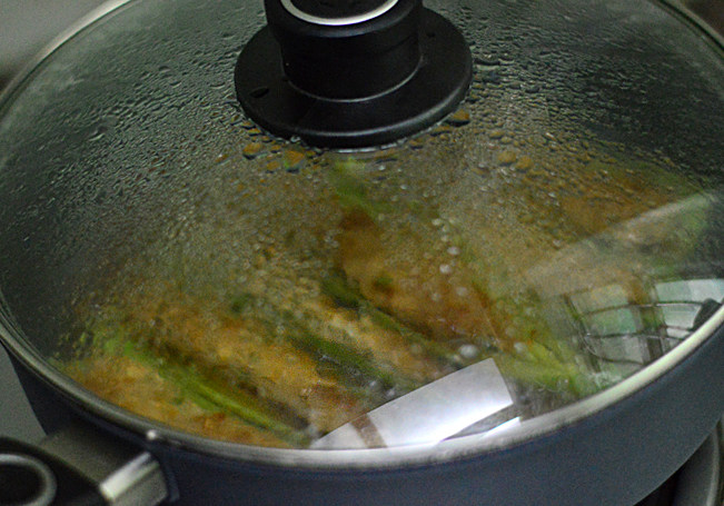青椒酿肉,盖上盖子,转小火闷一会