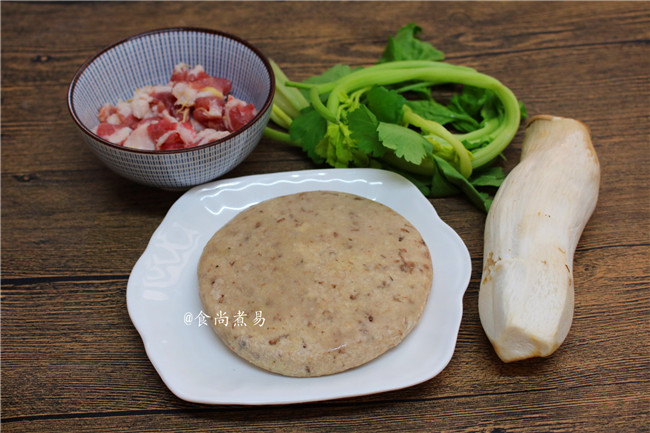 鲜肉鸡腿菇烩糍粑,备好配料