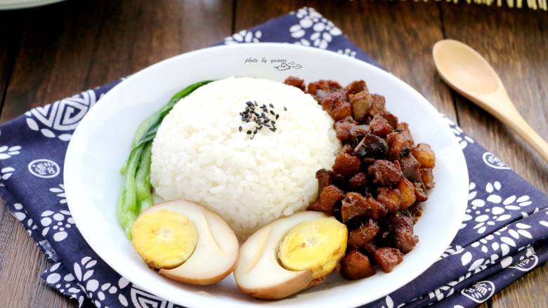 卤肉饭,加上卤肉、配菜、卤蛋即可