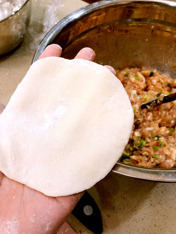 葱香煎饺,面团分成一个个小剂子,擀成面皮