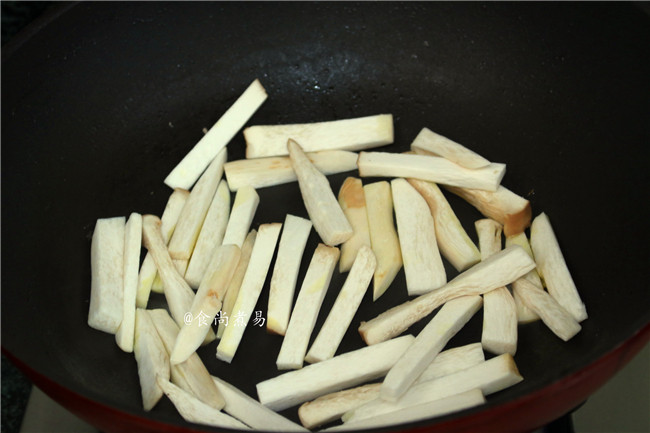 鲜肉鸡腿菇烩糍粑,原锅烧热,将鸡腿菇煸出水分