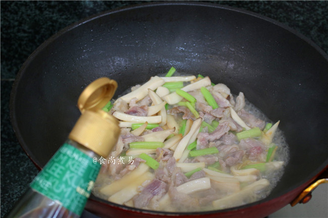 鲜肉鸡腿菇烩糍粑,倒入一碗清水,调入<a style='color:red;display:inline-block;' href='/shicai/ 692'>酱油</a>拌匀,大火煮沸