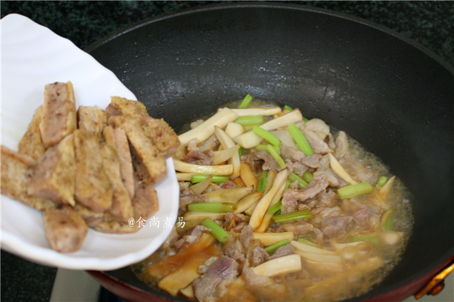 鲜肉鸡腿菇烩糍粑,倒入煎好的糍粑,大火煮至汤汁浓稠,糍粑软糯