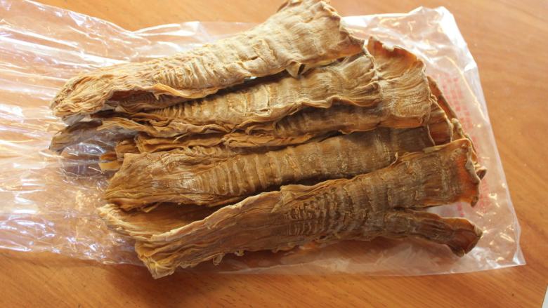 笋干炖肉,大片的笋尾干,飘着淡淡的香气,倒没有印象中让人难以入鼻的酸味。
