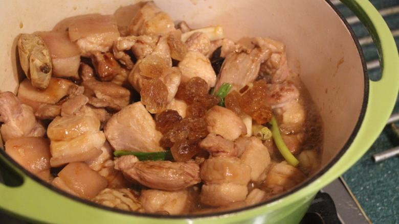 笋干炖肉,加入<a style='color:red;display:inline-block;' href='/shicai/ 866'>冰糖</a>,拌煮一下,让猪肉上色入味。