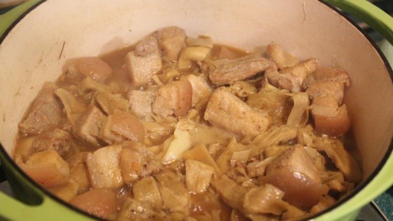 笋干炖肉,吸了油脂和酱料香味的笋干,微辣口感,竟出乎意料够味的好吃!猪肉吸了笋香也很入味好吃!听说这个笋干炖肉是越炖越好吃,可以炖上一大锅,越吃越入佳境!