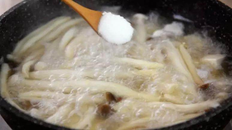 汤清味美的双菇豆腐火腿汤,孩子喝上一大碗,一天营养就够了!,撒入糖、盐调味