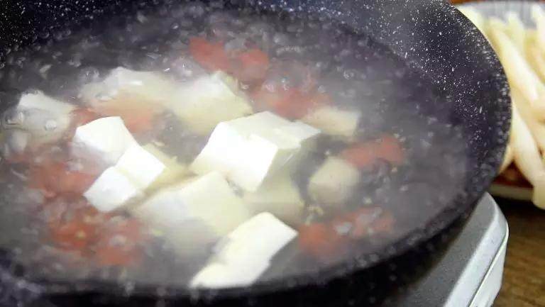 汤清味美的双菇豆腐火腿汤,孩子喝上一大碗,一天营养就够了!,沸水下姜末、火腿丁、豆腐块
