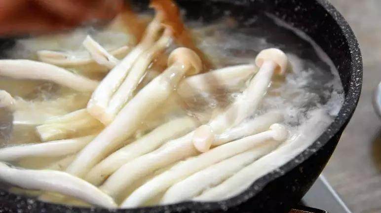 汤清味美的双菇豆腐火腿汤,孩子喝上一大碗,一天营养就够了!,再次沸腾后,下白玉菇、海鲜菇