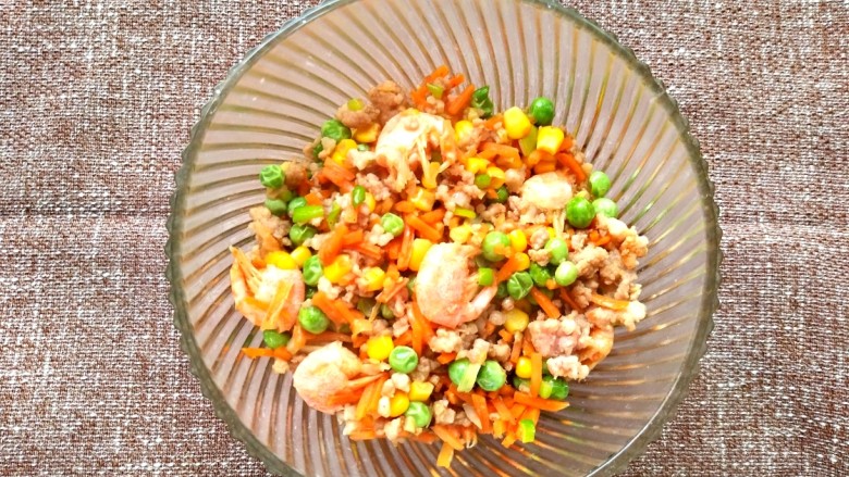 年夜饭之五福临门~福袋,油锅放油炒熟,备用。