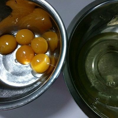 百变水果+草莓圣诞老人蛋糕,蛋黄和蛋白分离,蛋白打入干净无水无油的容器里。