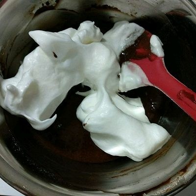 百变水果+草莓圣诞老人蛋糕,取1/3蛋白霜放入可可糊,从下往上翻拌或#字翻拌,不可圈拌以免消泡。