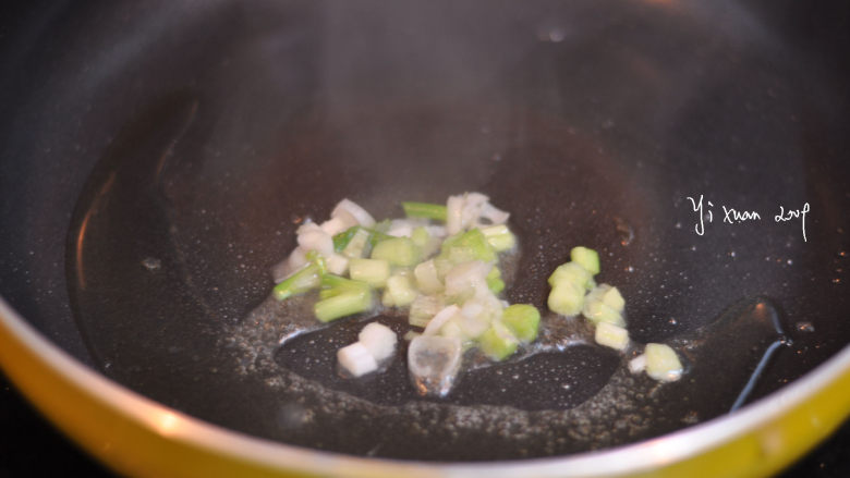 中式肉酱意面,锅里放入适量橄榄油,烧七成热后下葱白爆香