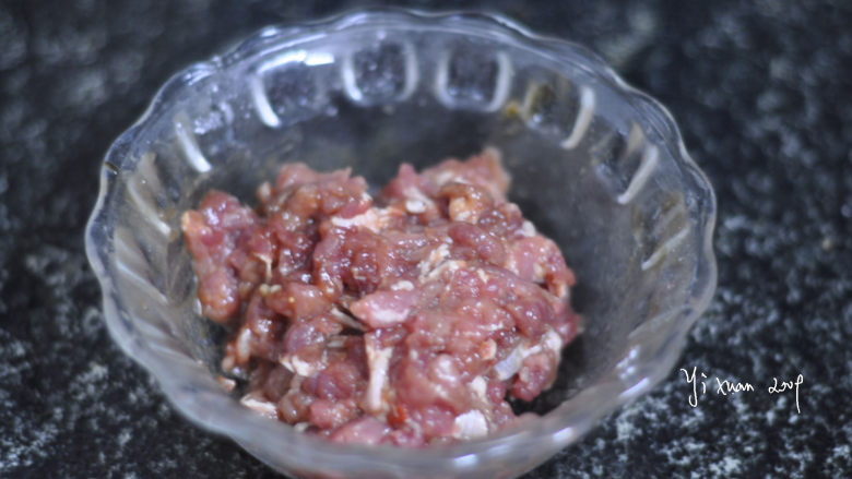 中式肉酱意面,肉末用适量食盐抓拌均匀后,加入1小勺<a style='color:red;display:inline-block;' href='/shicai/ 788'>生抽</a>拌匀后,加1淀粉、1勺橄榄油拌均匀,腌渍10分钟