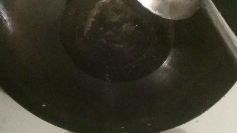 冬日进补神器-羊腩火锅,锅中下入宽油(即分量大的油)。