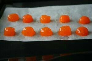 广式月饼,准备蛋黄。将蛋黄切半装有白酒的碗中过一下。烤箱180度烤5分钟凉后待用。